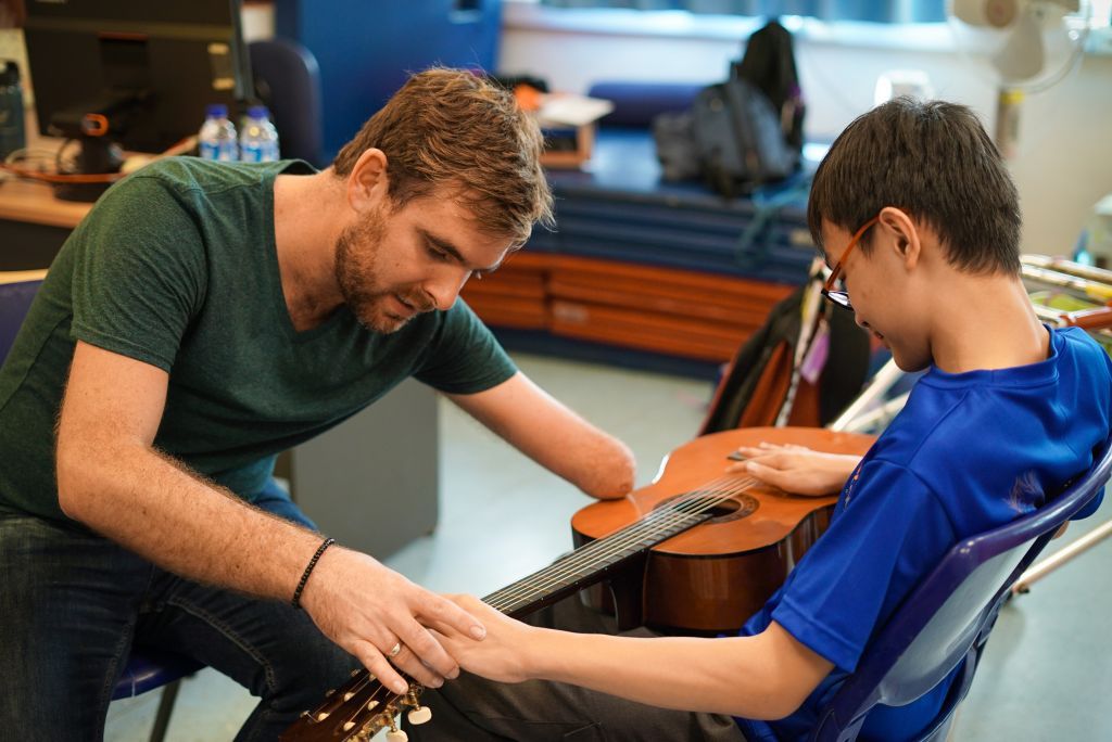 One-armed American guitarist inspires children in Singapore