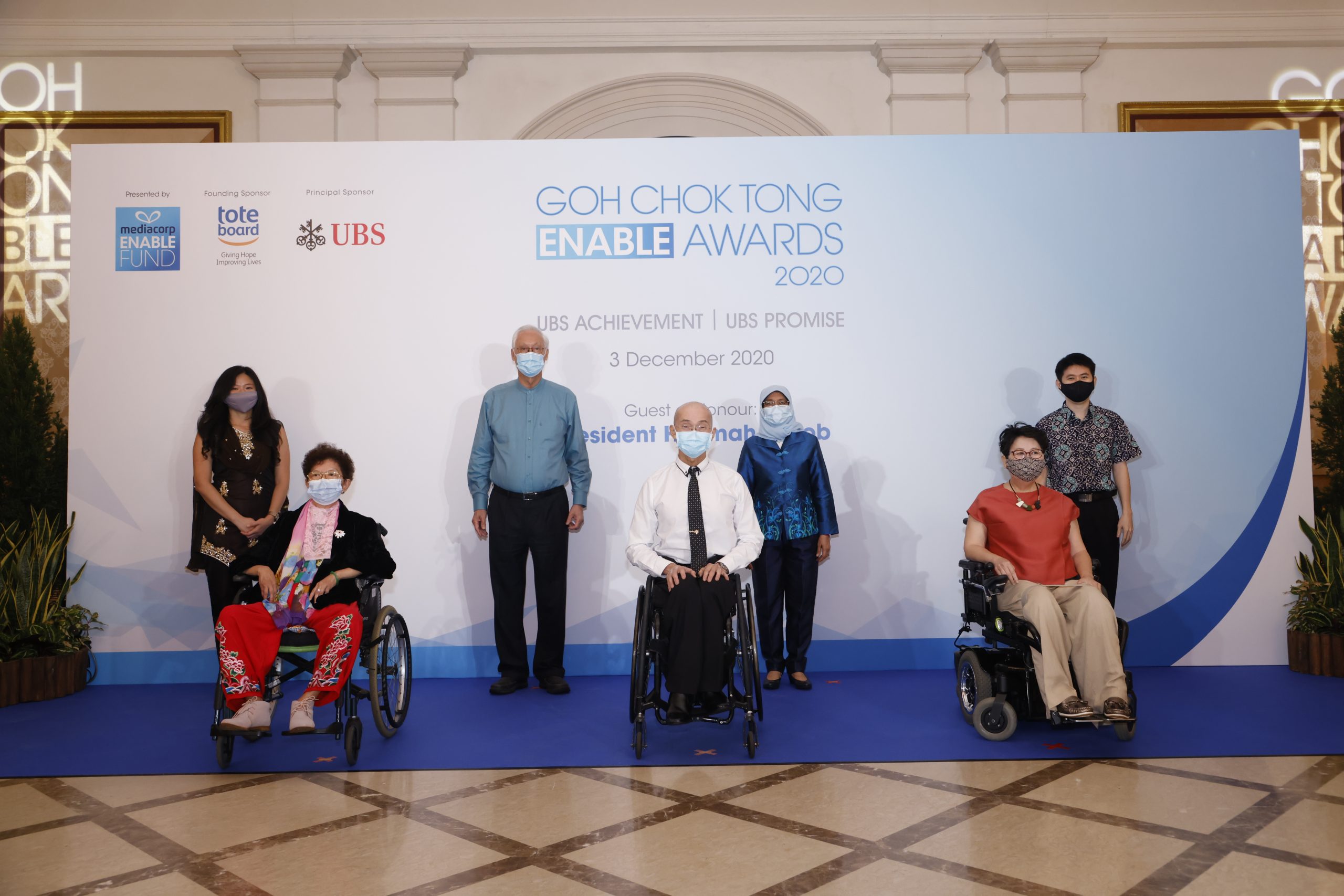 Photo shows Goh Chok Tong Enable Awards 2020 (UBS Achievement) awardees with President and ESM Goh Chok Tong.