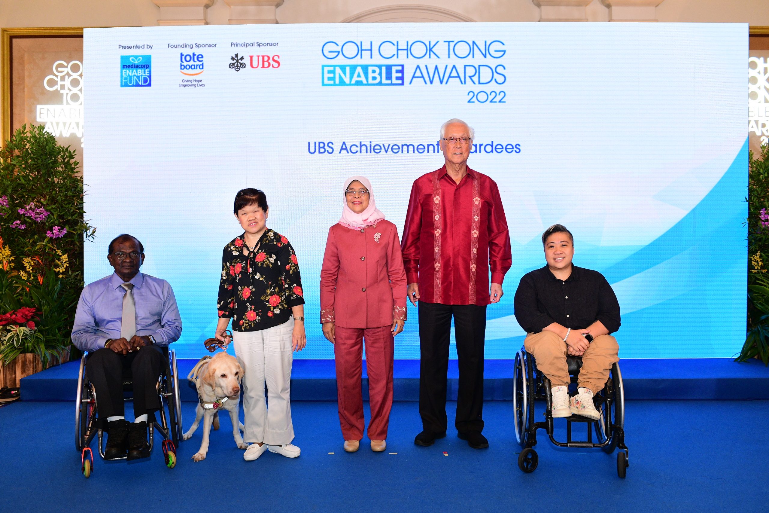 Photos show President Halimah Yacob, Emeritus Senior Minister Goh Chok Tong and the Goh Chok Tong Enable Awards 2022 UBS Achievement awardees.