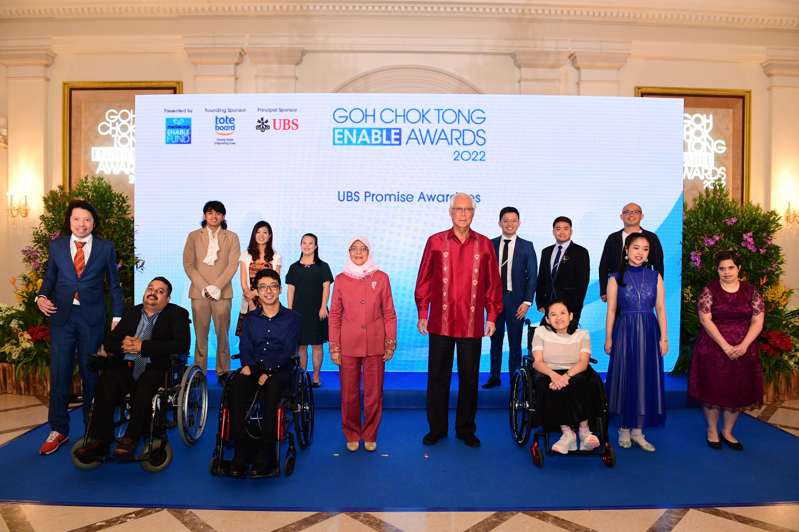 Photo show President Halimah Yacob, Emeritus Senior Minister Goh Chok Tong and the Goh Chok Tong Enable Awards 2022 UBS Promise awardees.