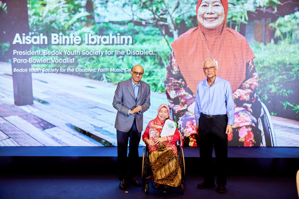 Achievement awardee Mdm Aisah Ibrahim with President Tharman Shanmugaratnam and Emeritus Senior Minister Goh Chok Tong.