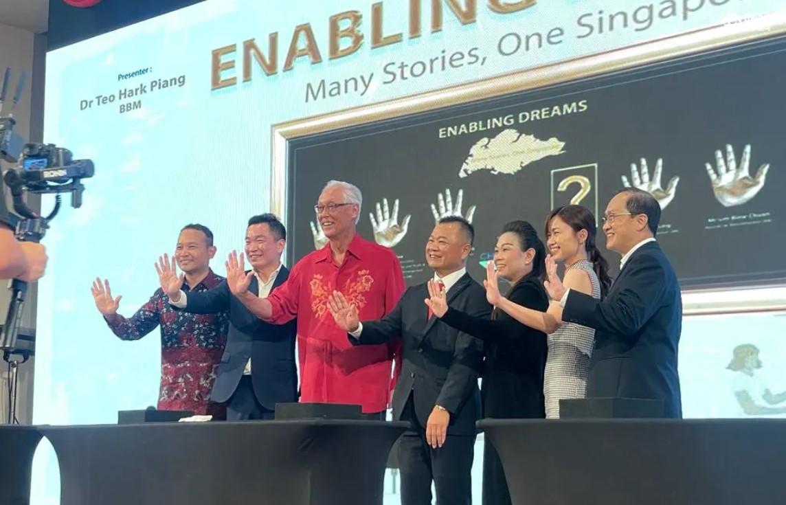 Group Photo of Emeritus Goh Chok Tong, SPS Eric Chua, MP Tin Pei Ling, MP Lim Biow Chuan, MP Mohd Fahmi, with and two successful bidders.